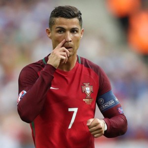 切尔西商业运营再遭重击，首席营收官悄然离任，新赛季球衣赞助仍裸奔